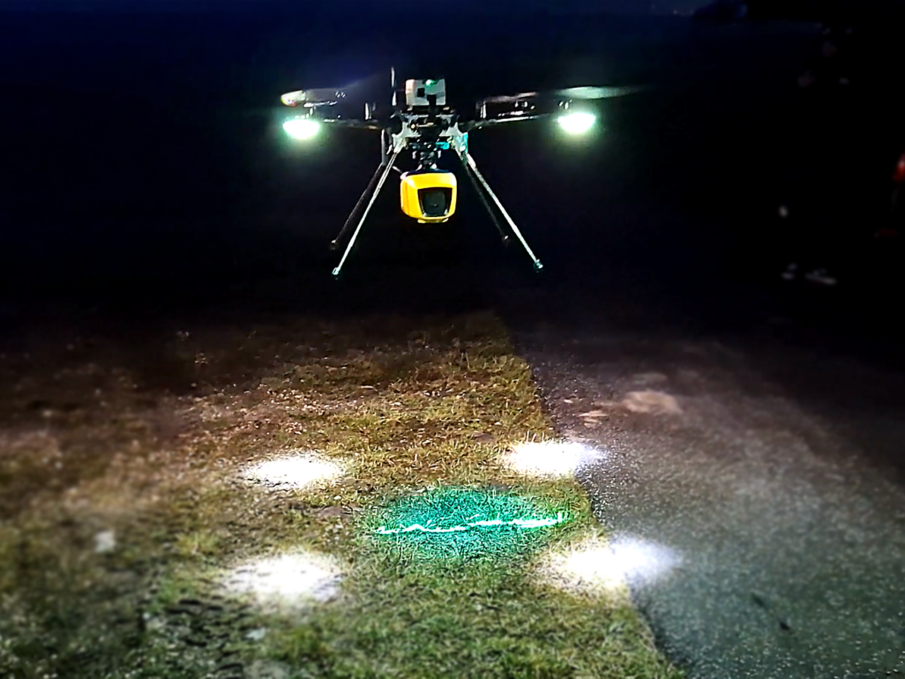 Der er tale om en større drone med et kraftigt, grønt laserlys. Dronen flyver ikke over bebyggelse og holder afstand efter gældende love og regler.