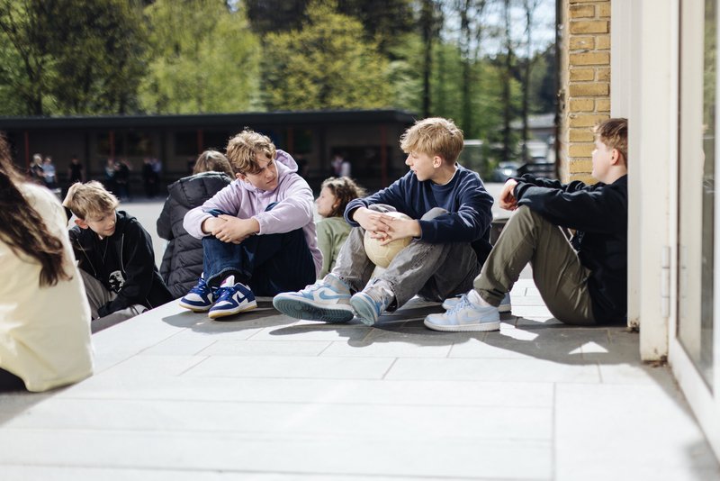 Drenge i skolegård med fodbold