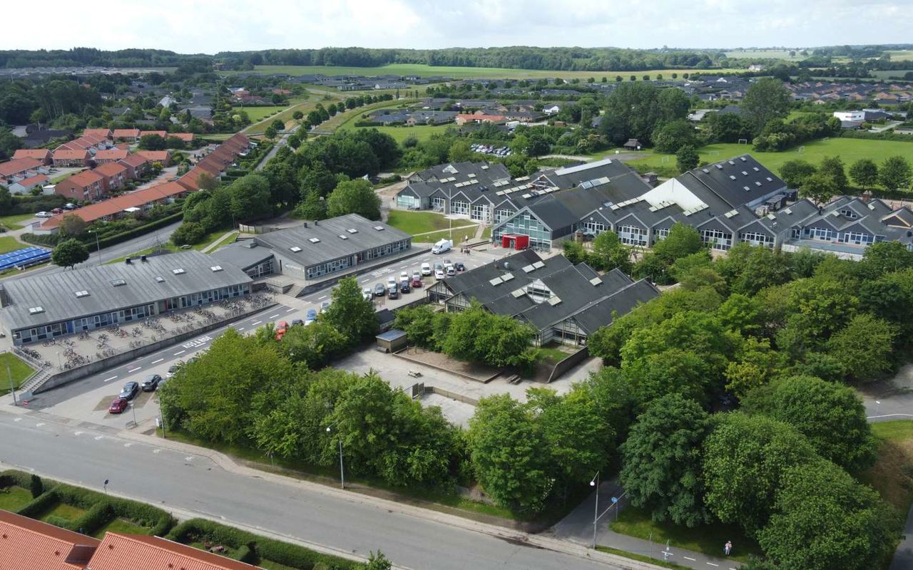 Dronefoto af Englystskolen 2024