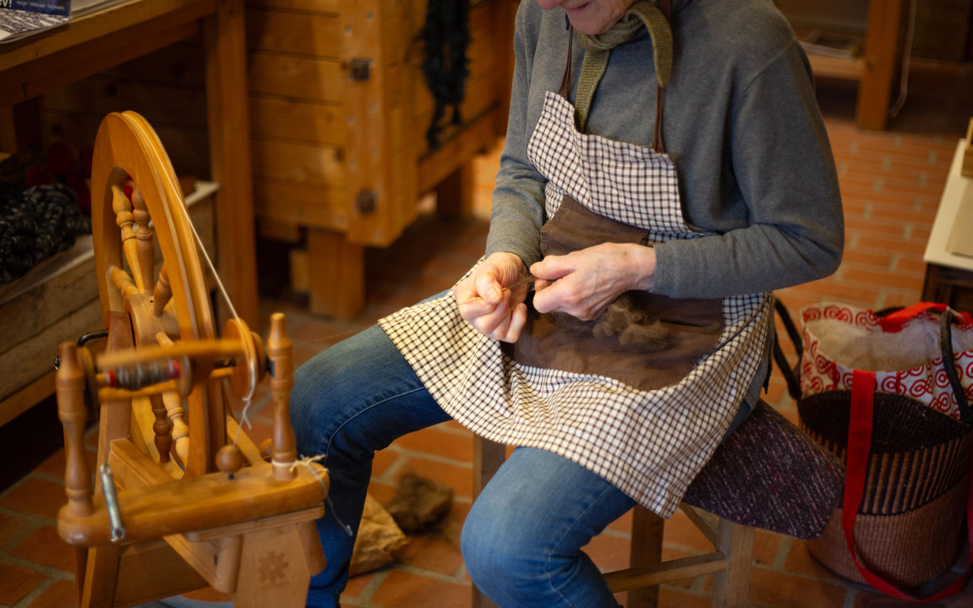 Kvinde der spinder garn