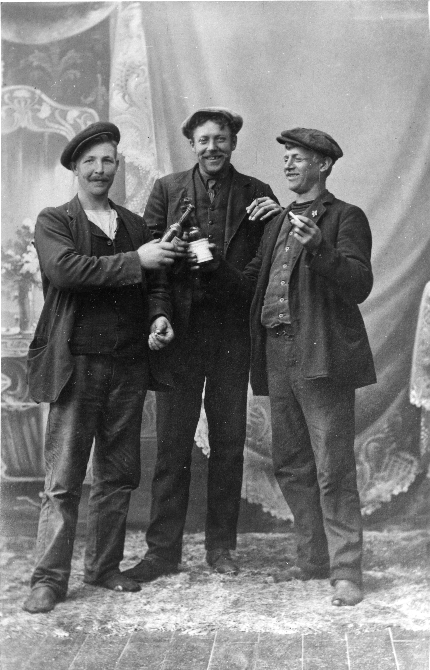 Sort-hvid foto af 3 glade jernbanearbejdere