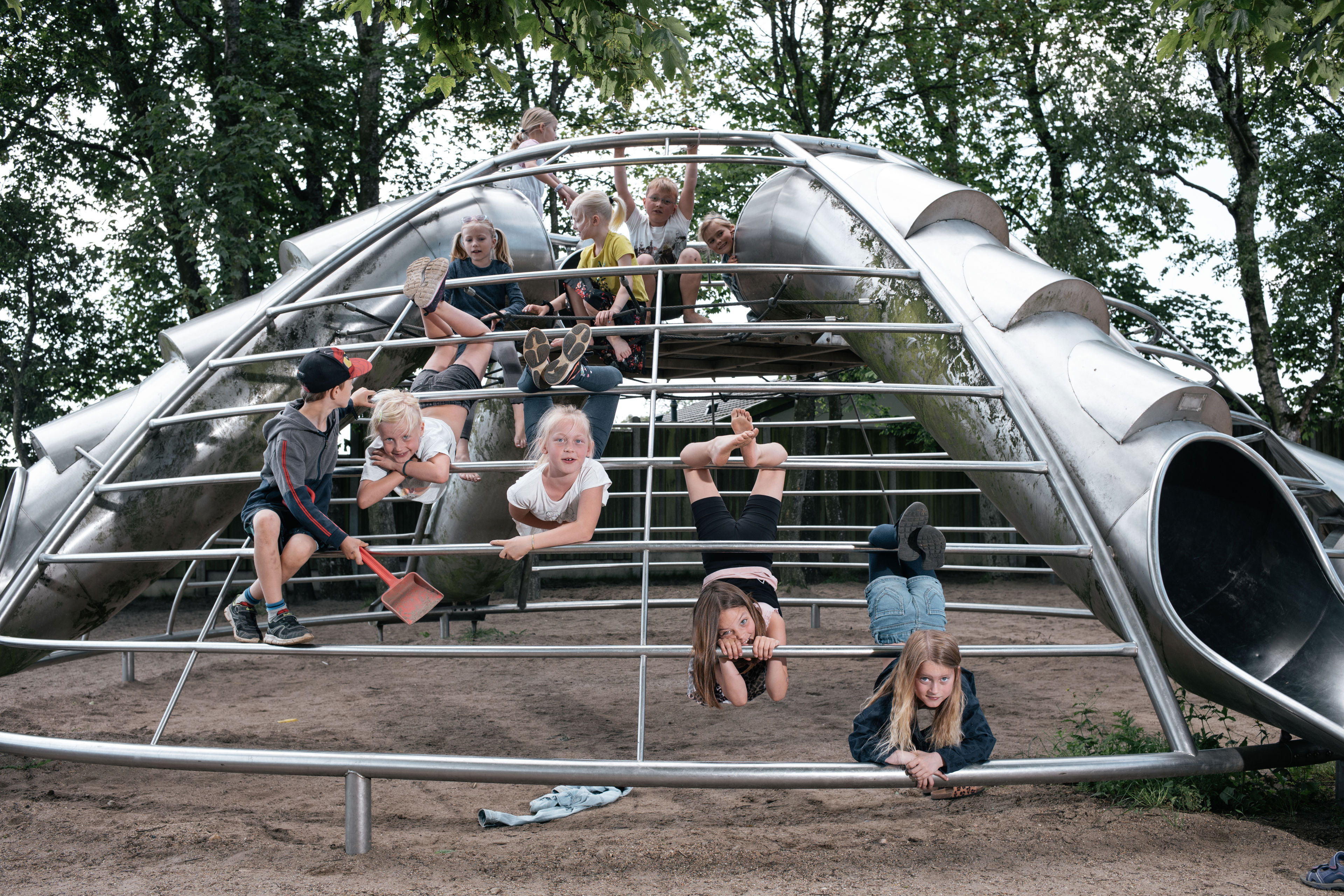 Elever hængende i legestativet