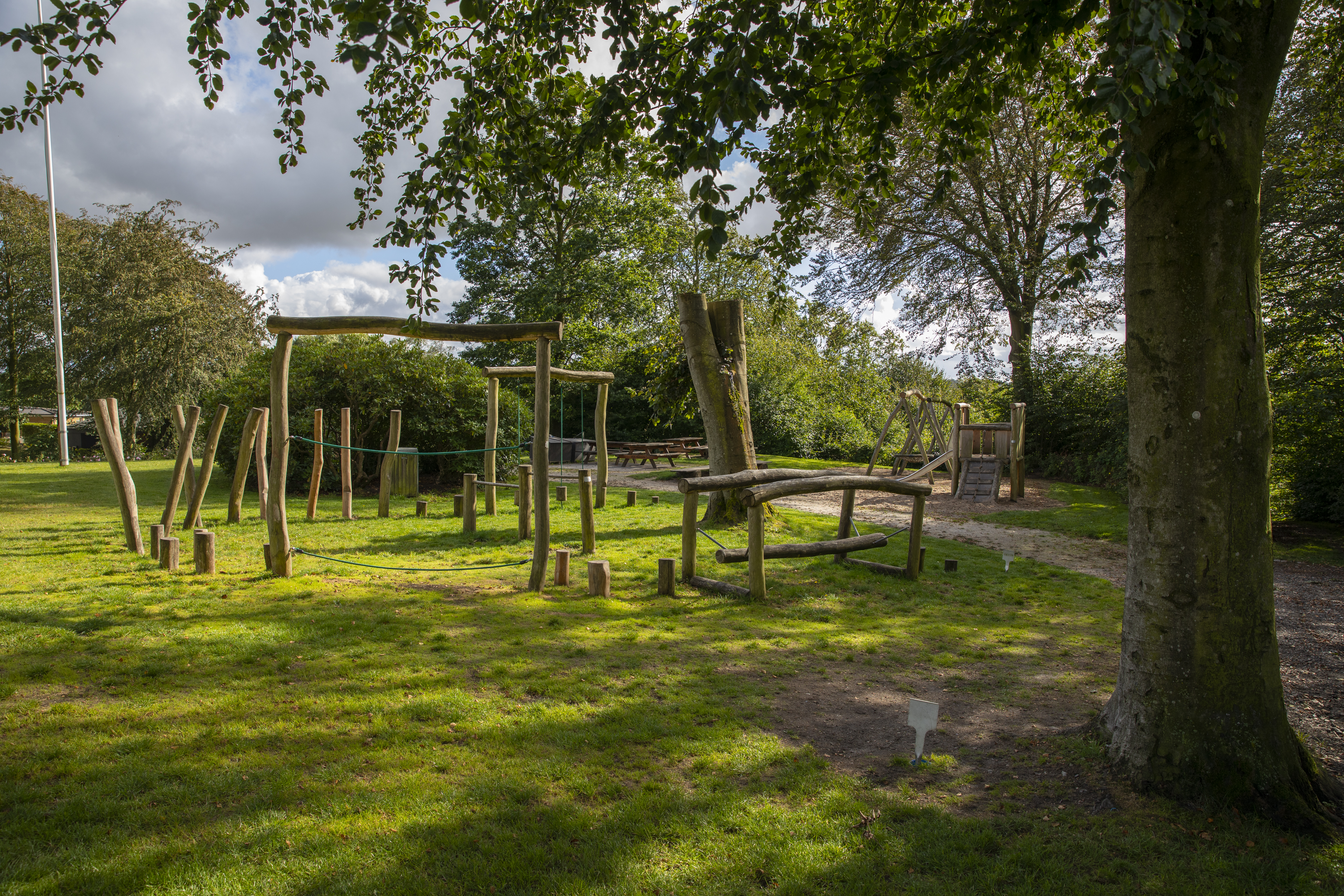 Billedet viser Egtved Bypark, hvor der er en legeplads med balancebane