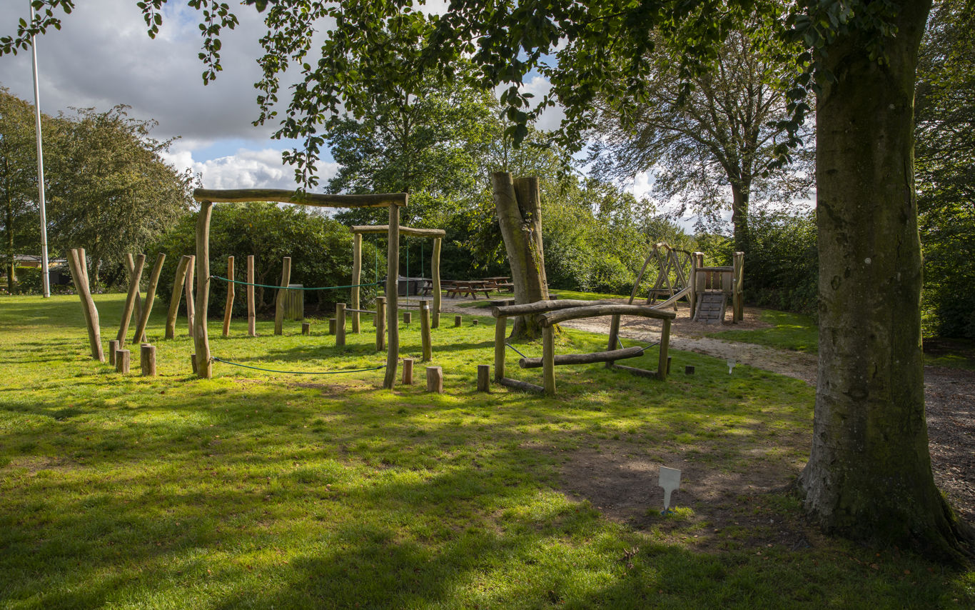 Billedet viser Egtved Bypark, hvor der er en legeplads med balancebane